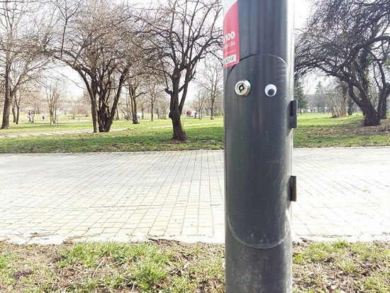 هنر خیابانی تنها با دو چشم عروسکی