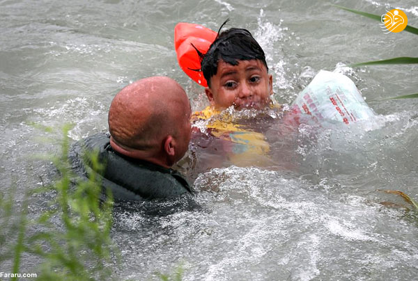 لحظه نجات کودک مهاجر از رودخانه مرگ