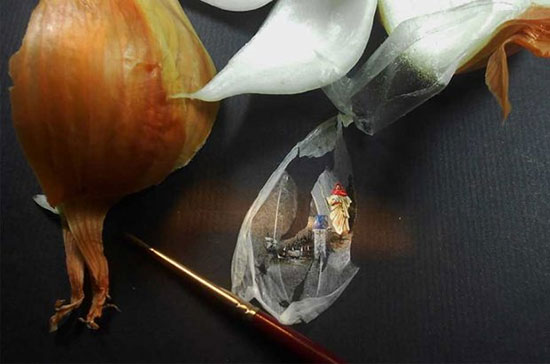 نقاشی مینیاتوری بر روی اشیاء ریز توسط نقاش ترک