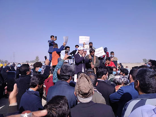 تجمع اعتراضی مردم در مرز ایران با افغانستان