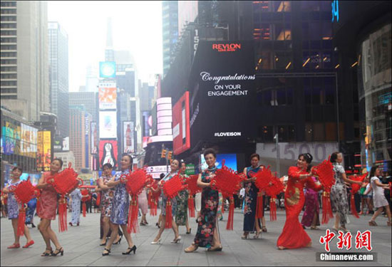 شوی لباس چینی در میدان تایمز نیویورک!