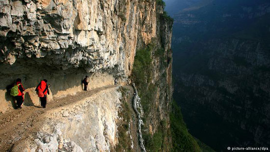 عکس: خطرناک‌ترین راه‌ رسیدن به مدرسه