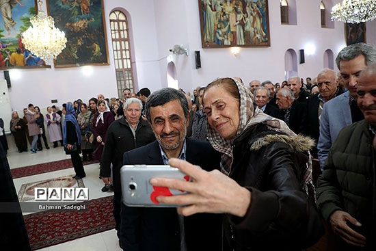 عکس یادگاری احمدی نژاد با بابانوئل