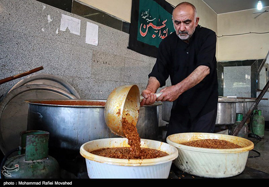 توزیع غذای نذری در مناطق محروم کرمان