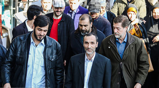 حضور احمدی‌نژاد مقابل دادگاه حمید بقایی
