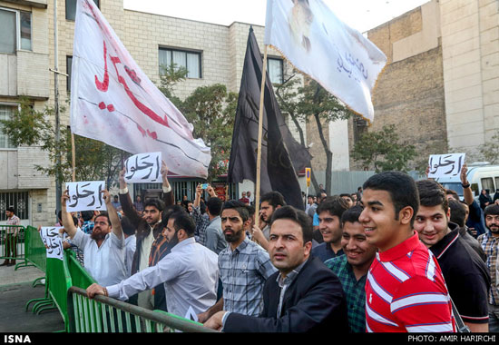 عکس:خشم مردم مقابل کنسولگری آل سعود