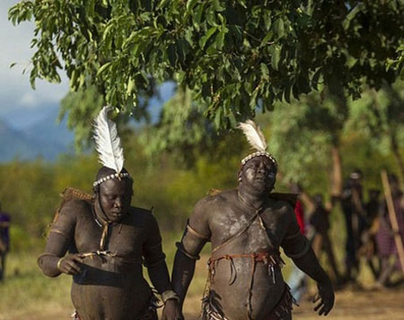 مسابقه عجیب مردان یک قبیله آفریقایی!