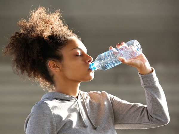 آب نوشیدن چه نقشی در کاهش وزن دارد؟