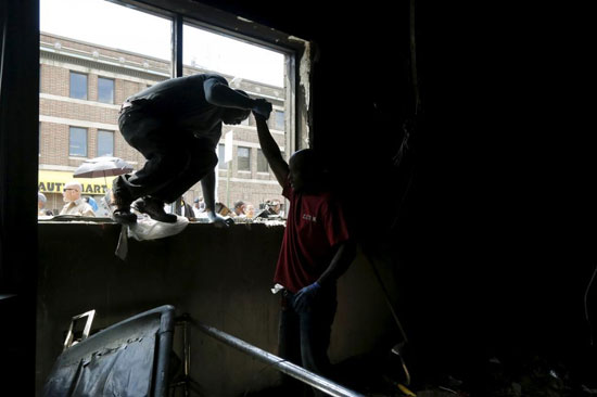 عکس: نظافت شهر آشوب‌ زده توسط سیاهان