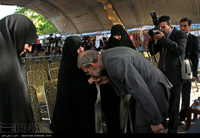 عکس: بوسه بر دست همسر شهید مطهری