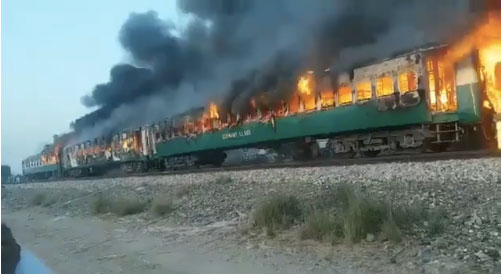 آتش‌سوزی گسترده‌ی قطار در پاکستان با ۶۵کشته