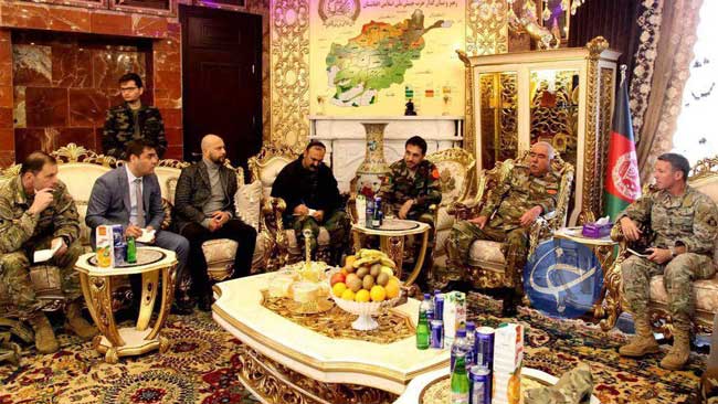 پذیرایی افغان‌ها از ژنرال آمریکایی با آبمیوه ایرانی