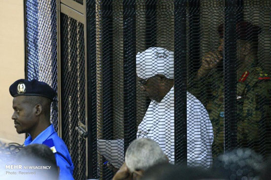 رئیس‌جمهور سابق سودان در قفس محاکمه!