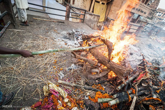 سنت سوزاندن مردگان در هند +عکس