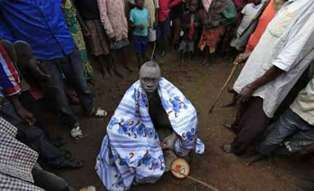 عکس: ختنه دسته‌جمعی در کنیا! (16+)