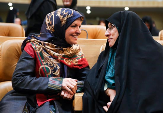 عکس: روحانی و همسرش در همایش زنان