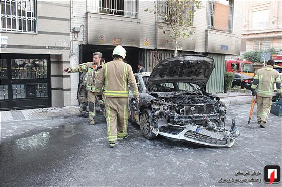 دو خودرو در پارگینک خانه در تهران زغال شدند