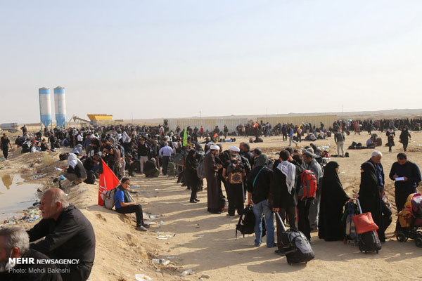 ازدحام جمعیت برای دریافت دینار در مرز مهران