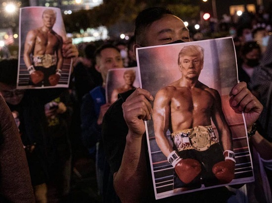پوسترِ ترامپِ راکی در دست معترضان هنگ‌کنگی
