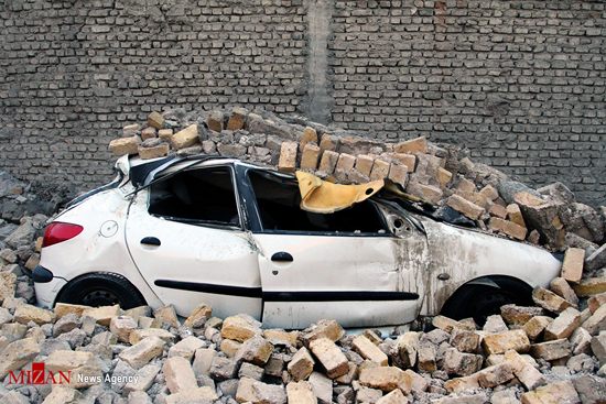 خودروهای آسیب دیده بر اثر زلزله در یک تعمیرگاه