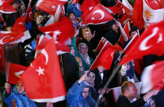 شادی مردم ترکیه پس از پیروزی در همه پرسی