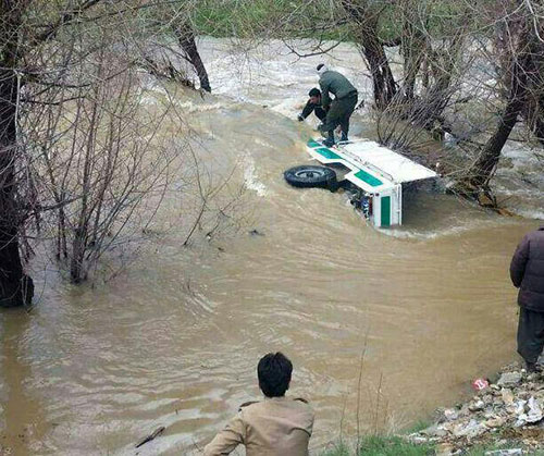 عکس: خودروی ناجا در رودخانه غرق شد
