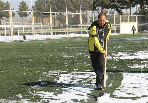 عکس: سرمربی سپاهان بیل به دست شد