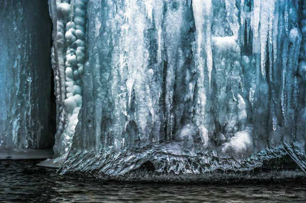 قندیل های یخی یکی از زیباترین دریاچه های جهان