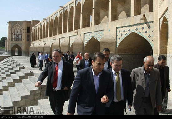 عکس: خرید وزیر خارجه چک در اصفهان