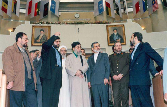 عکس: ظریف در کنار رهبری 18 سال قبل