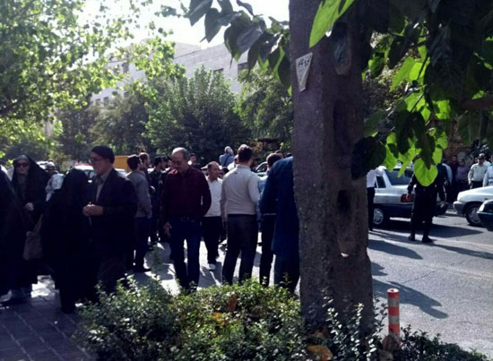 تجمع محدود احمدی نژادی‌ها مقابل دادگاه مشایی