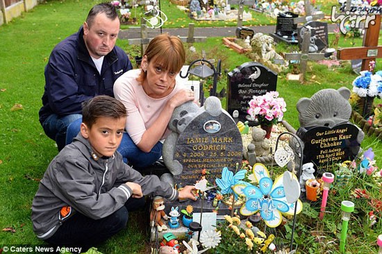 مادری که مجبور به نبش قبر پسرش شد