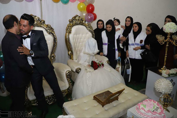عروسی زوج خوزستانی در اردوگاه اسکان موقت