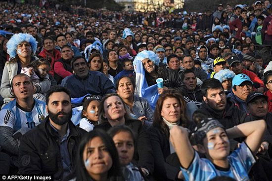 شادی آرژانتینی‌ها در بوینس آیرس پس از صعود