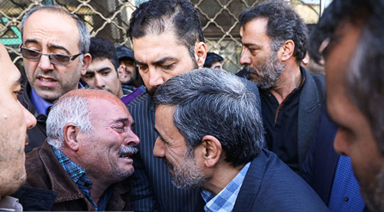 حضور احمدی‌نژاد مقابل دادگاه حمید بقایی