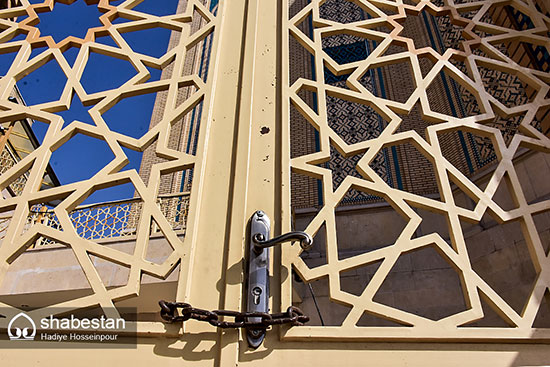 اقامه نماز مقابل مسجدی با درهای بسته!