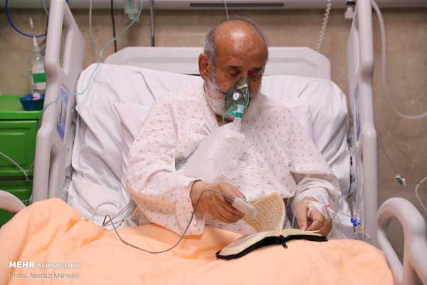 عیادت از حجت‌الاسلام انصاریان در بیمارستان