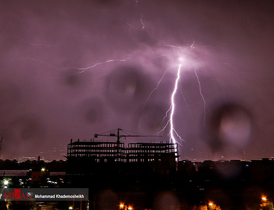 تصاویر تماشایی از رعد و برق شبانه تهران