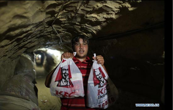 انتقال KFC به غزه از تونل‌ زیر زمینی +عکس
