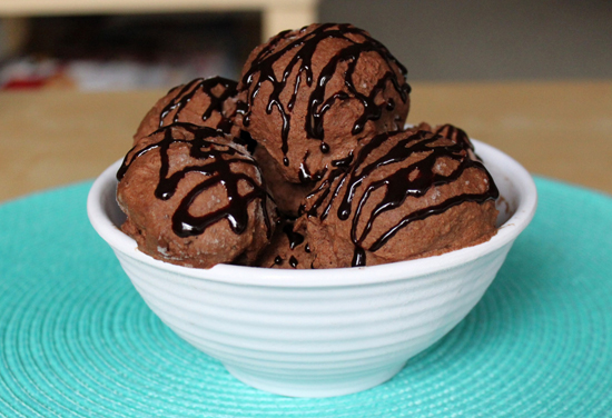 طرز تهیه‌ی بستنی شکلاتی؛ در خانه دست‌به‌کار شوید
