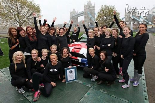 رکورد عجیب 28 دختر در یک ماشین! +عکس
