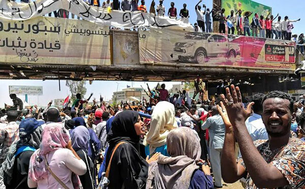 آلاء صالح؛ دختری که نماد انقلاب سودان شد