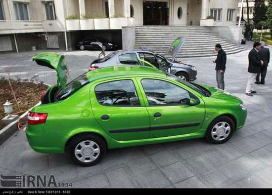 عکس رونمایی از خودروی برقی توسط روحانی