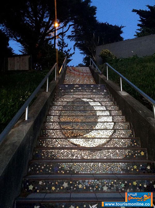 پله‌هایی جالب که در شب و روز متفاوتند!