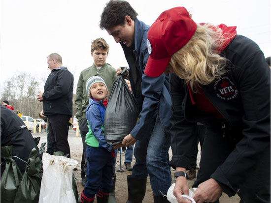 نخست‌وزیر کانادا به کمک سیل‌زدگان آمد