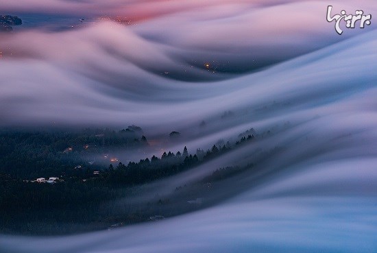 امواجی از مه در برابر آسمان نئونی سان‌فرانسیسکو