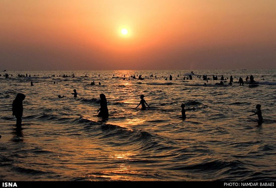 عکس: شنای هموطنان در دریای خزر