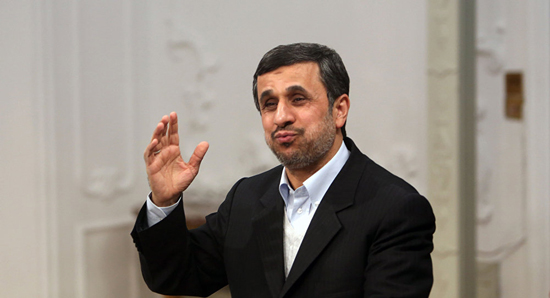 روزنامه اطلاعات: رفتار‌ احمدی‌نژاد کاریکاتوری است