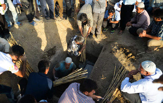 عکس: خاکسپاری جانباختگان منا در استان‌ ها