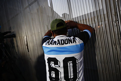 تجمع هواداران مارادونا پس از خبر جراحی او